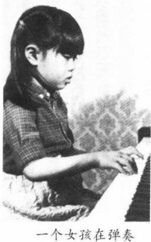 小女孩学钢琴