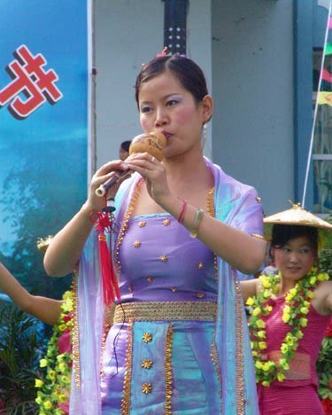 德宏州梁河县群众欢度葫芦丝节