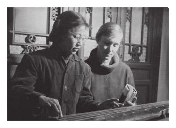 王迪向瑞典籍学生林西莉传授古琴
