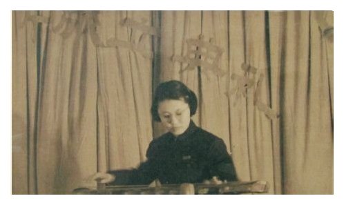 1955 年，中央音乐学院民族音乐研究所成立典礼上，王迪演奏