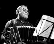 著名的阿根廷手风琴大师-迪诺.萨鲁兹（Dino Saluzzi）介绍